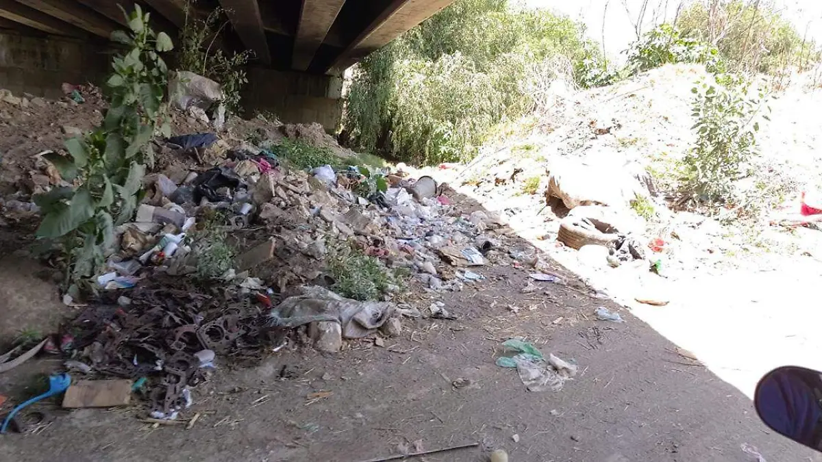 La basura depositada a cielo abierto se esparce y llega ríos